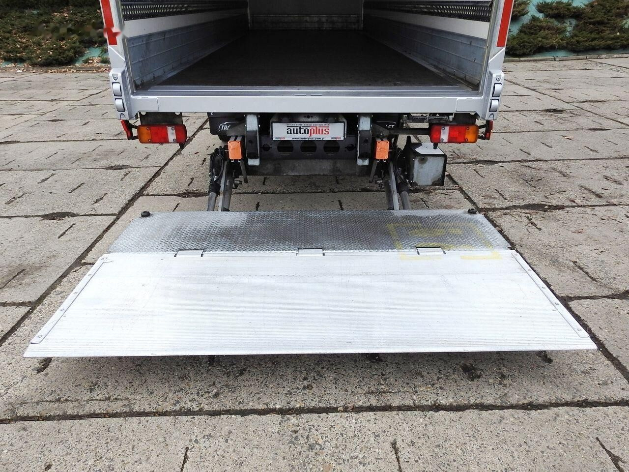 Camión caja cerrada MAN TGL 12.220 Koffer + tail lift: foto 9