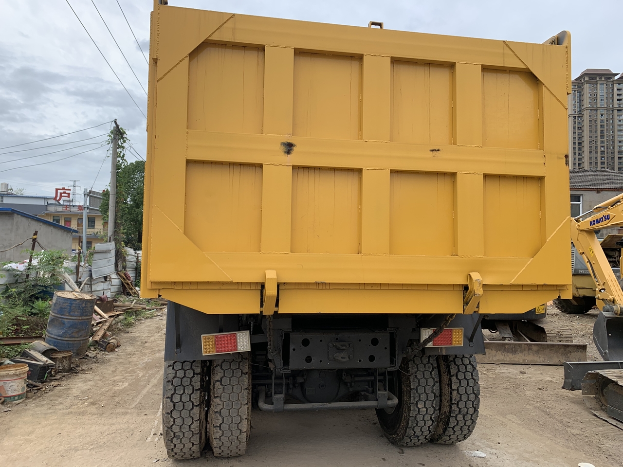 Camión volquete para transporte de equipos pesados SINOTRUK Howo Dump truck 371: foto 3