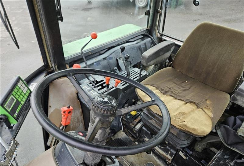 Tractor John Deere 2850 med frontlæsser og redskaber: foto 9