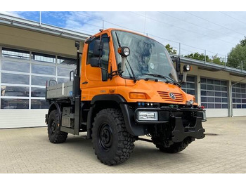 Camión caja abierta UNIMOG U300