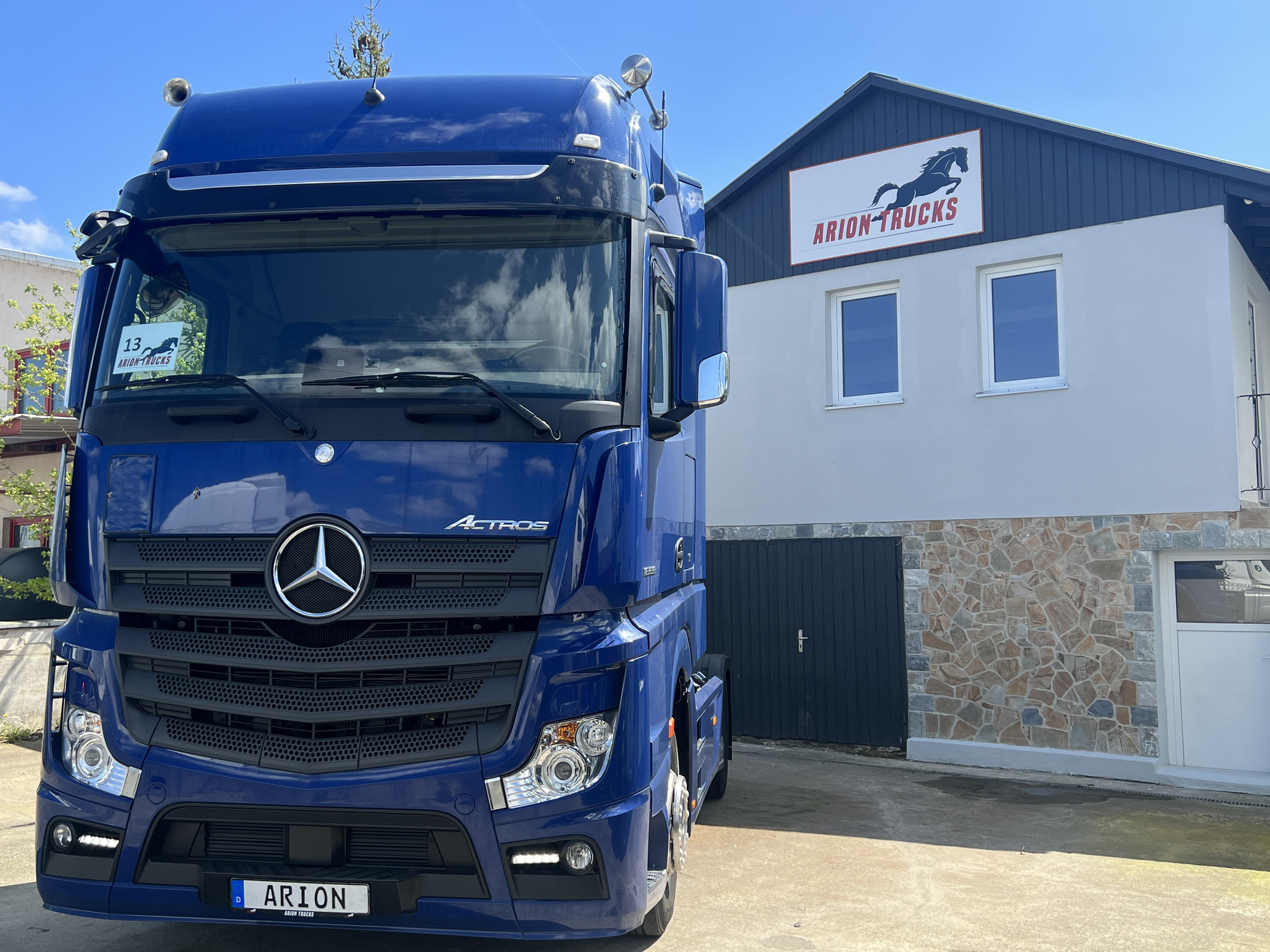ARION TRUCKS GmbH - Furgonetas MERCEDES-BENZ undefined: foto 1