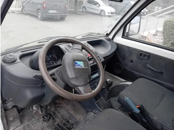 Foto del interior 1: Furgoneta basculante Piaggio Porter