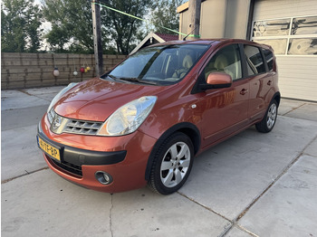 Coche NISSAN