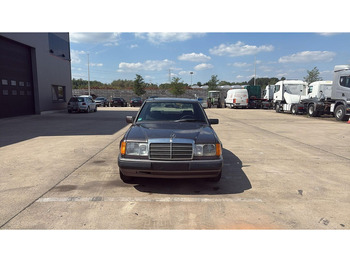 Sedan Mercedes-Benz E-Klasse 200 (GERMAN CAR / VOITURE D'ALLEMAGNE / ESSENCE / PETROL / MANUAL): foto 2