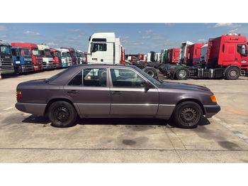 Sedan Mercedes-Benz E-Klasse 200 (GERMAN CAR / VOITURE D'ALLEMAGNE / ESSENCE / PETROL / MANUAL): foto 4