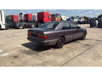 Sedan Mercedes-Benz E-Klasse 200 (GERMAN CAR / VOITURE D'ALLEMAGNE / ESSENCE / PETROL / MANUAL): foto 5