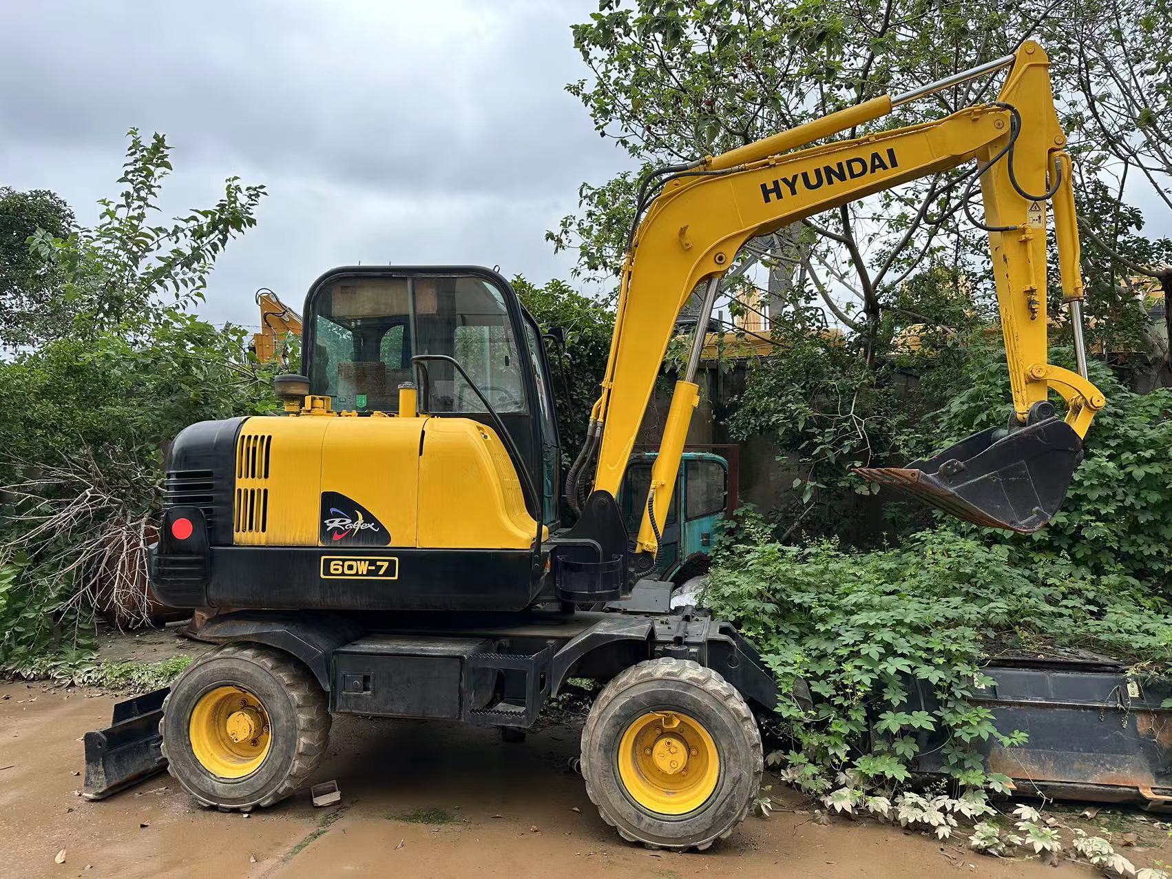 Excavadora de ruedas HYUNDAI