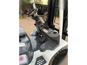 Carretilla elevadora TCM 830: foto 2