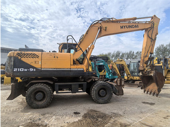Excavadora de ruedas HYUNDAI R210