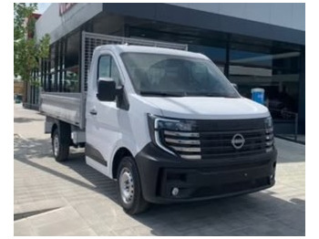 Camión volquete NISSAN