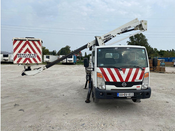 Camión con plataforma elevadora NISSAN