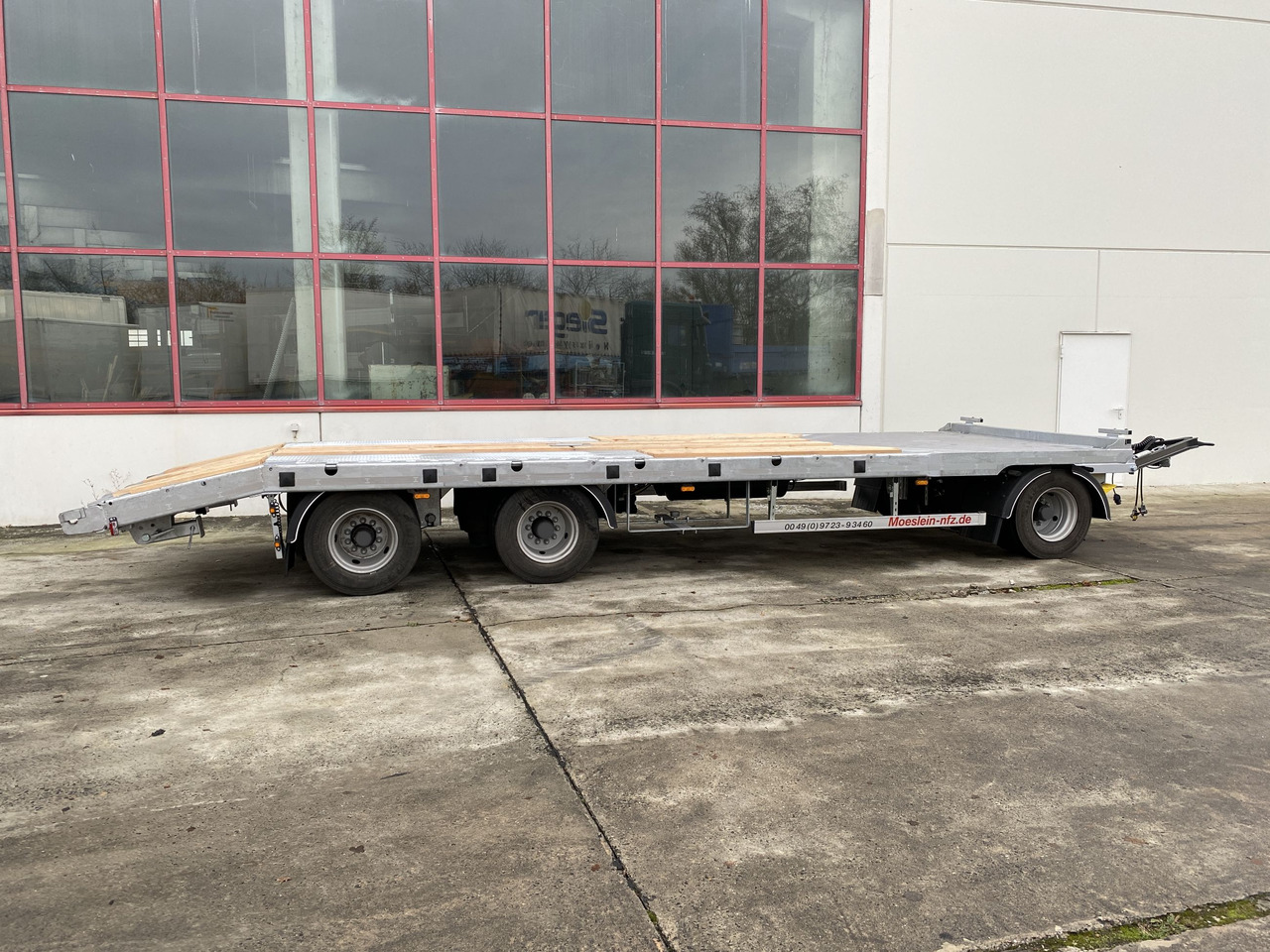 Möslein T 3-P9,2 OR 3 Achs Tieflader gerader Ladefläche 9 m, Neufahrzeug - Remolque góndola rebajadas: foto 3 Möslein T 3-P9,2 OR 3 Achs Tieflader gerader Ladefläche 9 m, Neufahrzeug - Remolque góndola rebajadas: foto 3