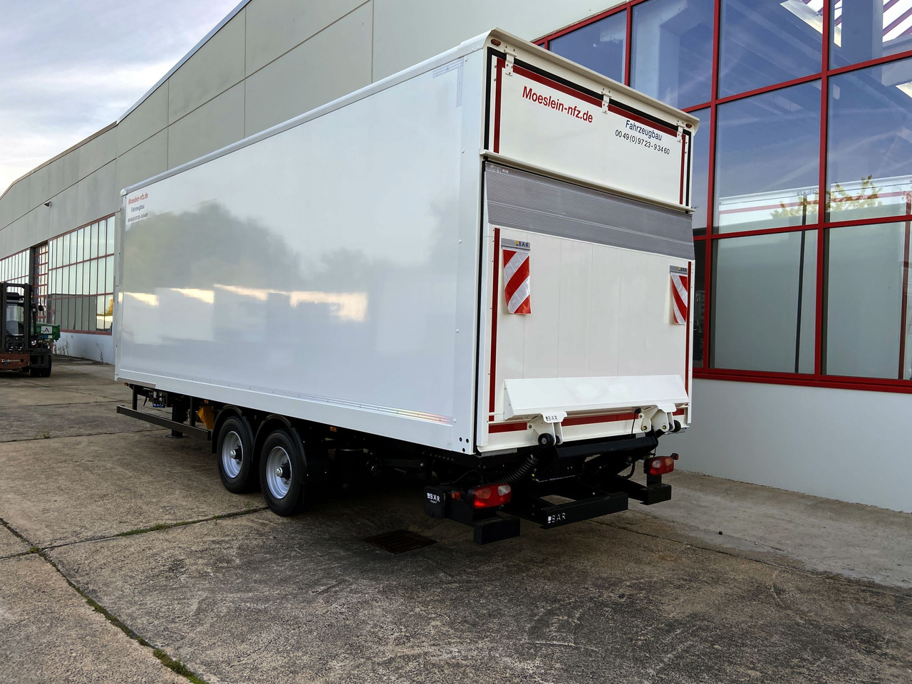 Leasing de Möslein TK0105D-L Weiß  Tandem Koffer, Ladebordwand 1,5 t + DurchladbarNeufahrzeug -- Möslein TK0105D-L Weiß  Tandem Koffer, Ladebordwand 1,5 t + DurchladbarNeufahrzeug --: foto 10