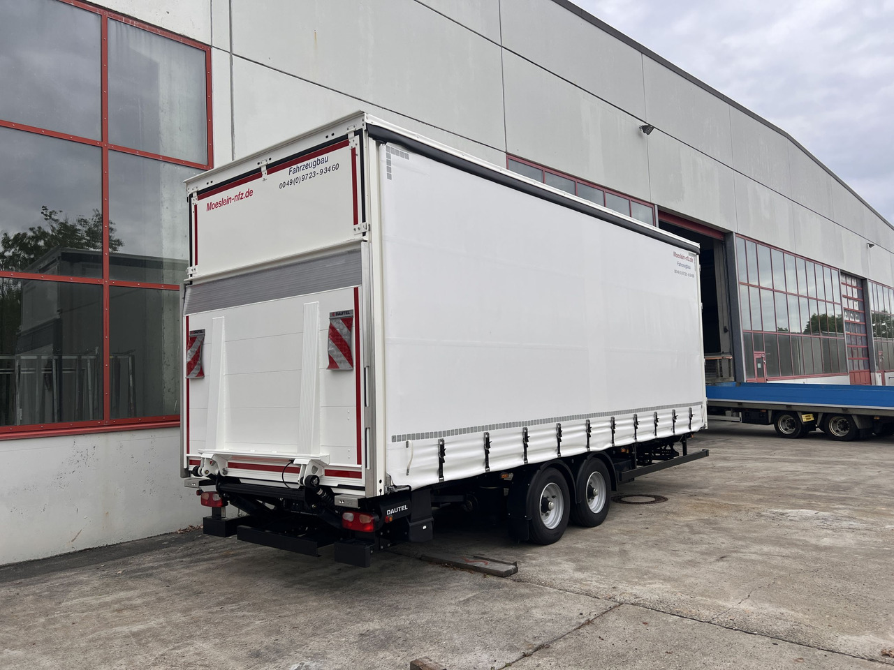 Möslein TPS 105 D-L Planenanhänger, Ladebordwand + Durchladbar neuwertig - Remolque con toldo: foto 2 Möslein TPS 105 D-L Planenanhänger, Ladebordwand + Durchladbar neuwertig - Remolque con toldo: foto 2