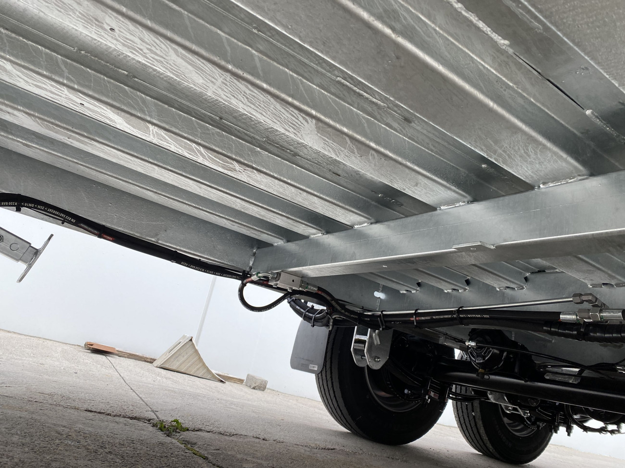 Möslein TT 11-E6x2 hydr. Rampen Tieflader für Fräsen breiten hydraulischen Rampen, Neu - Remolque góndola rebajadas: foto 4 Möslein TT 11-E6x2 hydr. Rampen Tieflader für Fräsen breiten hydraulischen Rampen, Neu - Remolque góndola rebajadas: foto 4