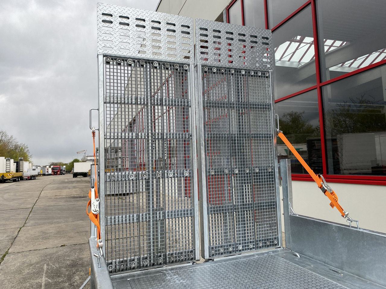 Möslein TT 11-E6x2 hydr. Rampen Tieflader für Fräsen breiten hydraulischen Rampen, Neu - Remolque góndola rebajadas: foto 2 Möslein TT 11-E6x2 hydr. Rampen Tieflader für Fräsen breiten hydraulischen Rampen, Neu - Remolque góndola rebajadas: foto 2