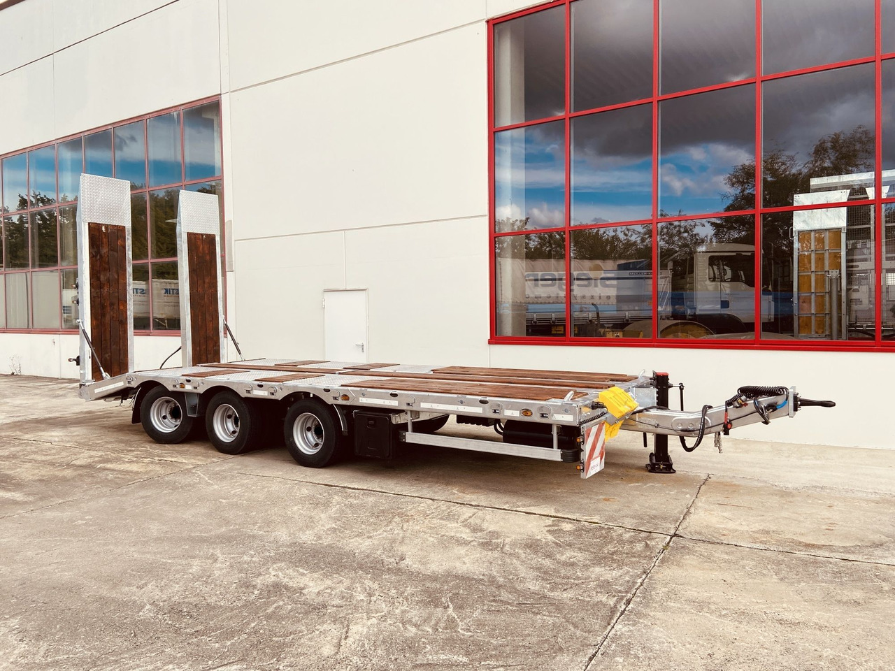 Möslein TT 31 F 31 t GG Tridem- Tieflader 3 Achs, gelenktNeufahrzeug - Remolque góndola rebajadas: foto 2 Möslein TT 31 F 31 t GG Tridem- Tieflader 3 Achs, gelenktNeufahrzeug - Remolque góndola rebajadas: foto 2