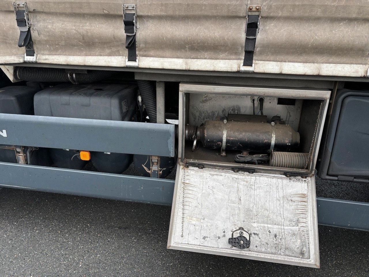 Camión lona MAN TGX 26.480 mit Ladebordwand: foto 14
