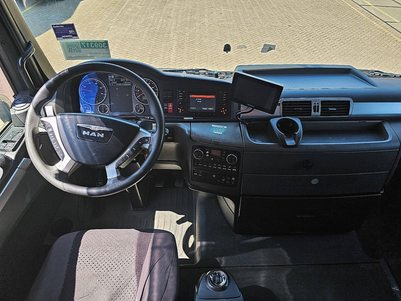 Foto del interior 1: Camión portavehículos MAN 18.440 TGX XLX TRUCKTRANSPORT