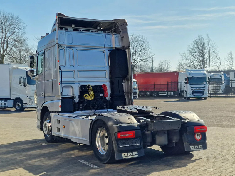 DAF XF 440 SpaceCab 4x2 - Full spoiler - Alloy wheels - Air horn - Light bar - Cabeza tractora: foto 5 DAF XF 440 SpaceCab 4x2 - Full spoiler - Alloy wheels - Air horn - Light bar - Cabeza tractora: foto 5