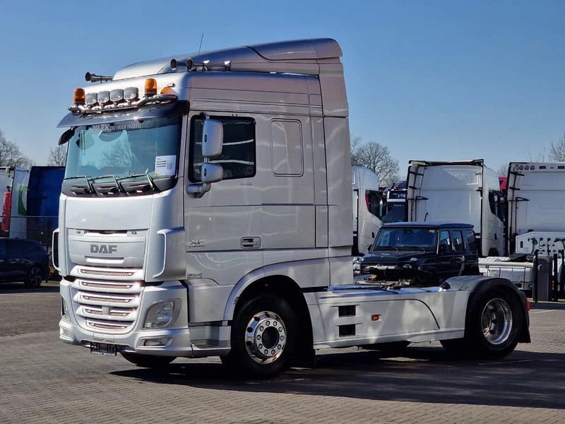DAF XF 440 SpaceCab 4x2 - Full spoiler - Alloy wheels - Air horn - Light bar - Cabeza tractora: foto 3 DAF XF 440 SpaceCab 4x2 - Full spoiler - Alloy wheels - Air horn - Light bar - Cabeza tractora: foto 3
