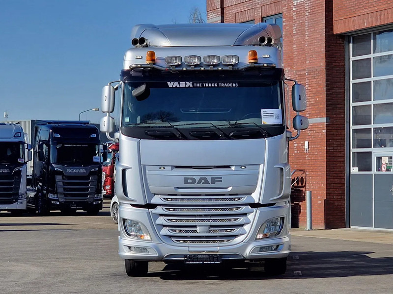 DAF XF 440 SpaceCab 4x2 - Full spoiler - Alloy wheels - Air horn - Light bar - Cabeza tractora: foto 2 DAF XF 440 SpaceCab 4x2 - Full spoiler - Alloy wheels - Air horn - Light bar - Cabeza tractora: foto 2