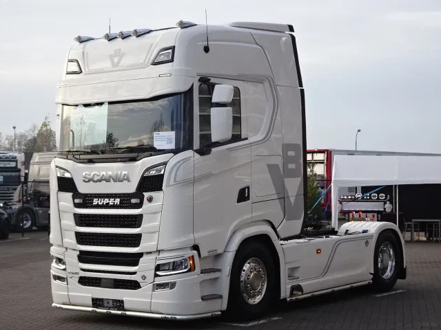 Scania 590S V8 NGS Highline 4x2 - New - Retarder - Leather - Alloy wheels Led - Navi - NEW! - Cabeza tractora: foto 3 Scania 590S V8 NGS Highline 4x2 - New - Retarder - Leather - Alloy wheels Led - Navi - NEW! - Cabeza tractora: foto 3