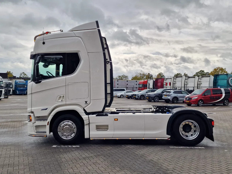 Scania R560 Highline 4x2 - Like new - Full spec - Facelift - Retarder - Night clima - Full air - Alloy wheels - Cabeza tractora: foto 4 Scania R560 Highline 4x2 - Like new - Full spec - Facelift - Retarder - Night clima - Full air - Alloy wheels - Cabeza tractora: foto 4