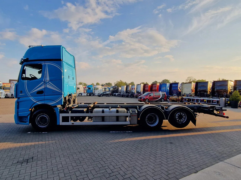 Mercedes-Benz Actros 2553 6x2 - BDF - Retarder - 4.90 WB - Loadlift - Full air - Camión portacontenedore/ Intercambiable: foto 4 Mercedes-Benz Actros 2553 6x2 - BDF - Retarder - 4.90 WB - Loadlift - Full air - Camión portacontenedore/ Intercambiable: foto 4