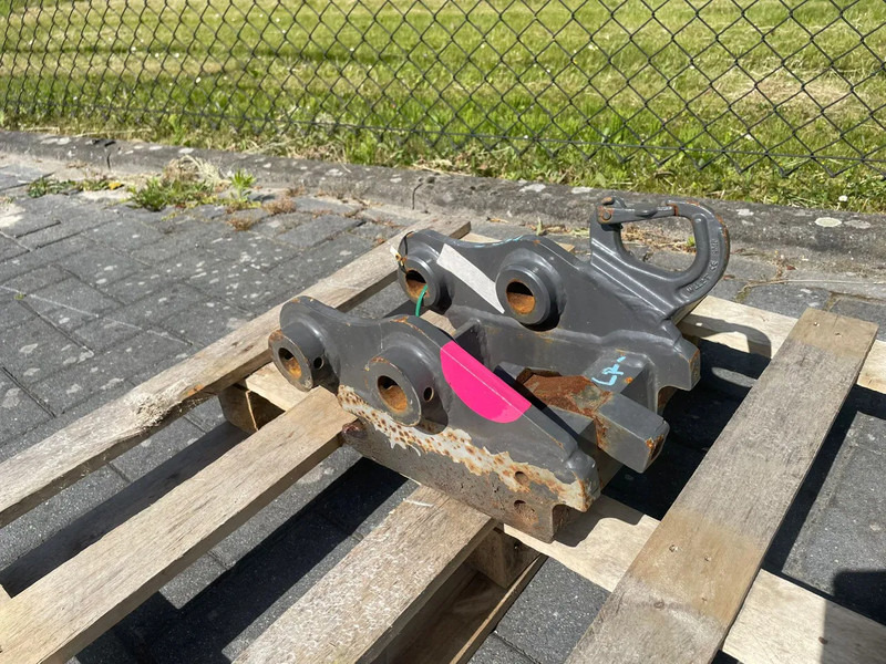SMP S60 | HALF-AUTO QUICK COUPLER | SNELWISSEL | VOLVO EC18 - Cizalla de demolición para Maquinaria de construcción: foto 1 SMP S60 | HALF-AUTO QUICK COUPLER | SNELWISSEL | VOLVO EC18 - Cizalla de demolición para Maquinaria de construcción: foto 1