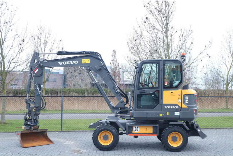Volvo EW 60 E | DEMO | 30 KM/H | ROTOTILT + GRIPPER | BUCKET - Excavadora de ruedas: foto 1 Volvo EW 60 E | DEMO | 30 KM/H | ROTOTILT + GRIPPER | BUCKET - Excavadora de ruedas: foto 1