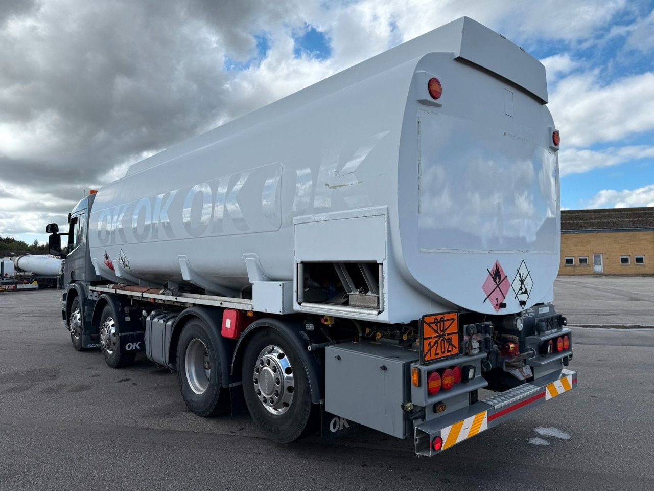 Scania P400 8x2*6 HMK Bilcon 24.000 l. ADR Euro 5 - Camión cisterna: foto 4 Scania P400 8x2*6 HMK Bilcon 24.000 l. ADR Euro 5 - Camión cisterna: foto 4