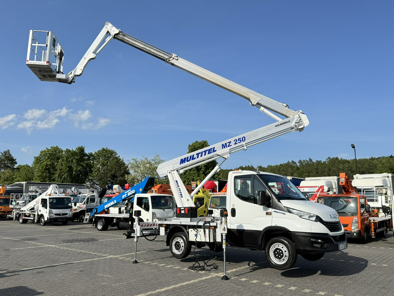 Iveco Daily 35S14 - Camión con plataforma elevadora: foto 1 Iveco Daily 35S14 - Camión con plataforma elevadora: foto 1