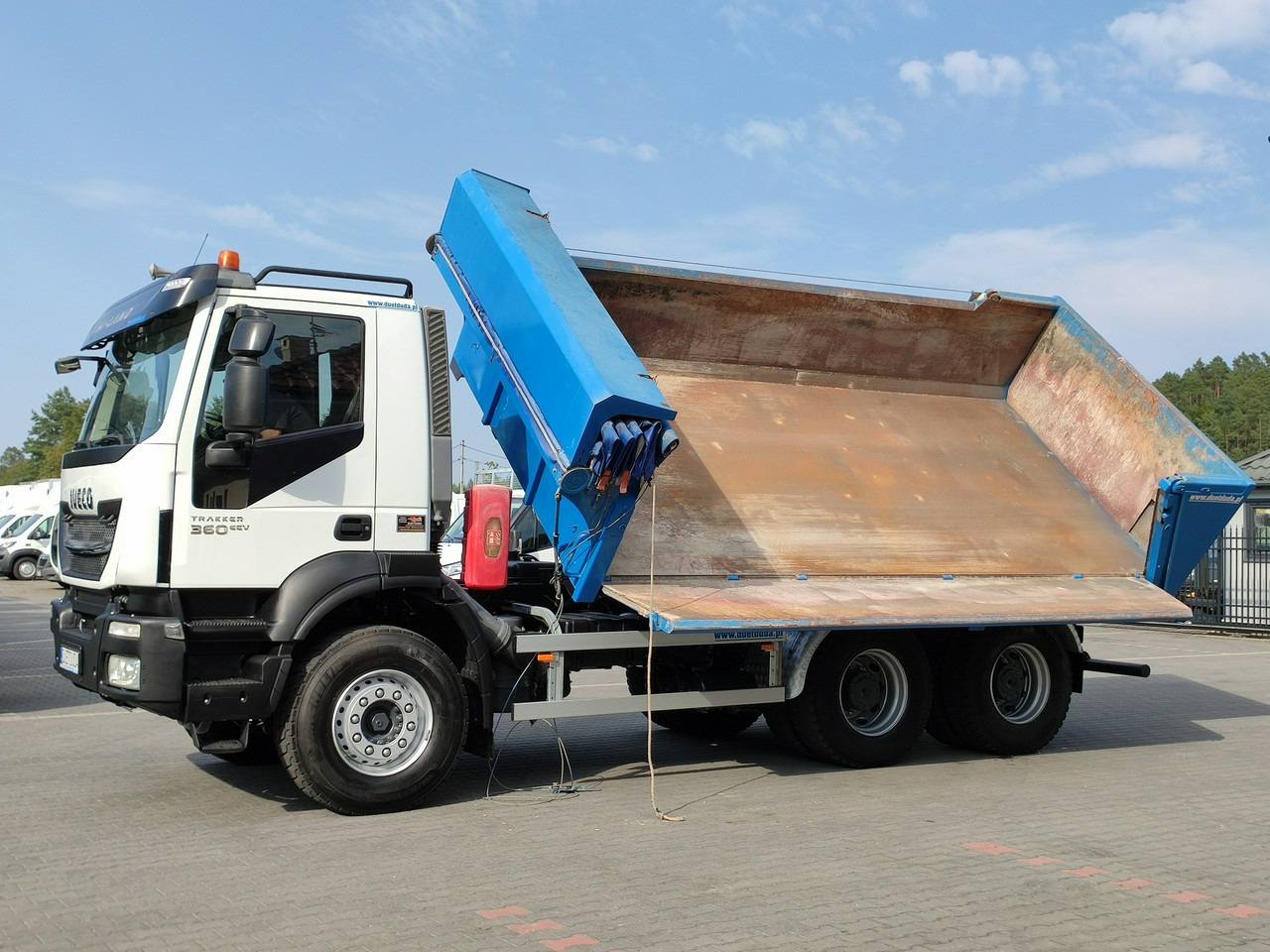 Iveco Trakker 360 EEV Manual 6x4 Wywrot 3-stronny Hydroburta Bok i Tył - Camión volquete: foto 5 Iveco Trakker 360 EEV Manual 6x4 Wywrot 3-stronny Hydroburta Bok i Tył - Camión volquete: foto 5