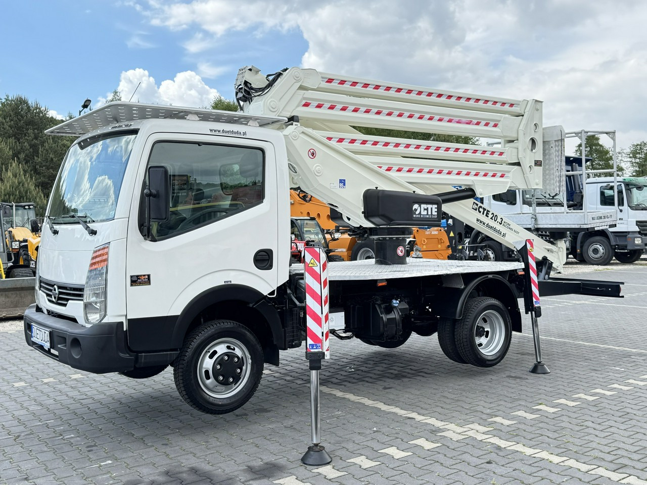 Nissan Cabstar - Camión con plataforma elevadora: foto 4 Nissan Cabstar - Camión con plataforma elevadora: foto 4
