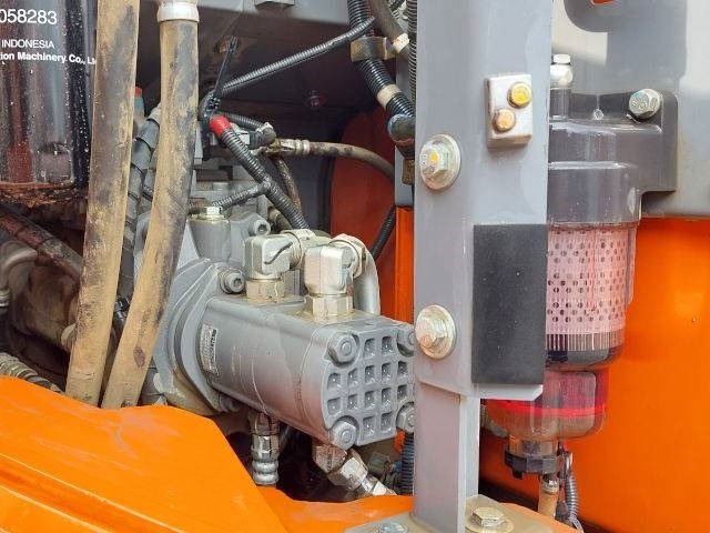 Excavadora de cadenas Hitachi ZX 135 US-6: foto 10