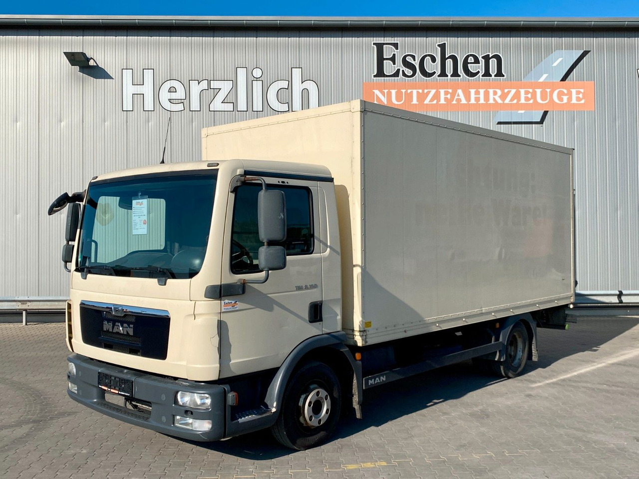 MAN TGL 8.150 Blatt/Blatt*5,5mKoffer*LBW*Seitentür MAN TGL 8.150 Blatt/Blatt*5,5mKoffer*LBW*Seitentür - Camión caja cerrada: foto 1 MAN TGL 8.150 Blatt/Blatt*5,5mKoffer*LBW*Seitentür MAN TGL 8.150 Blatt/Blatt*5,5mKoffer*LBW*Seitentür - Camión caja cerrada: foto 1