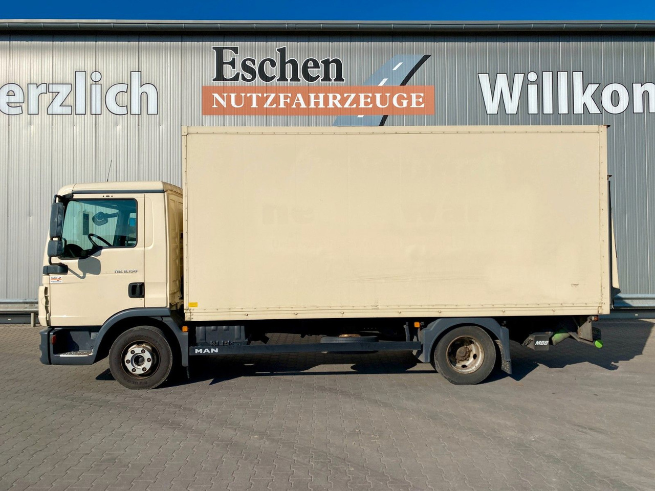 MAN TGL 8.150 Blatt/Blatt*5,5mKoffer*LBW*Seitentür MAN TGL 8.150 Blatt/Blatt*5,5mKoffer*LBW*Seitentür - Camión caja cerrada: foto 2 MAN TGL 8.150 Blatt/Blatt*5,5mKoffer*LBW*Seitentür MAN TGL 8.150 Blatt/Blatt*5,5mKoffer*LBW*Seitentür - Camión caja cerrada: foto 2