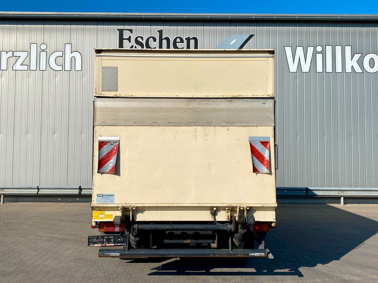MAN TGL 8.150 Blatt/Blatt*5,5mKoffer*LBW*Seitentür MAN TGL 8.150 Blatt/Blatt*5,5mKoffer*LBW*Seitentür - Camión caja cerrada: foto 4 MAN TGL 8.150 Blatt/Blatt*5,5mKoffer*LBW*Seitentür MAN TGL 8.150 Blatt/Blatt*5,5mKoffer*LBW*Seitentür - Camión caja cerrada: foto 4