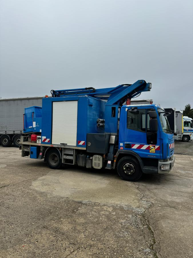Iveco Eurocargo 100E18 - Camión con plataforma elevadora: foto 4 Iveco Eurocargo 100E18 - Camión con plataforma elevadora: foto 4