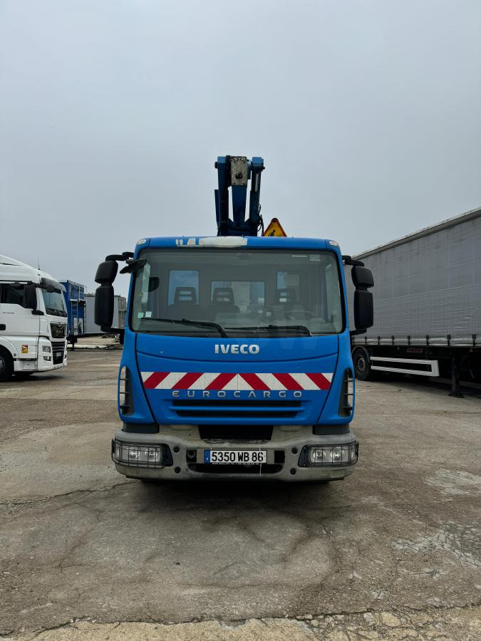 Iveco Eurocargo 100E18 - Camión con plataforma elevadora: foto 2 Iveco Eurocargo 100E18 - Camión con plataforma elevadora: foto 2