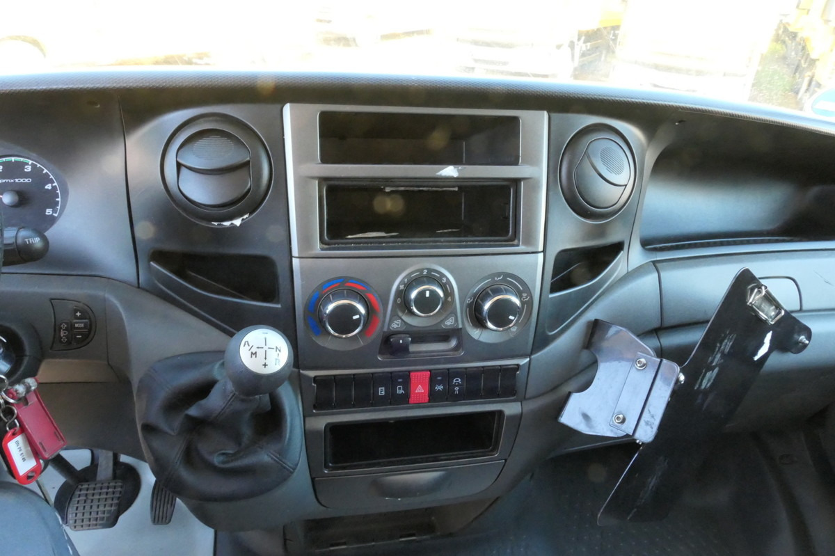 Furgoneta caja cerrada IVECO Daily 35 S11 KURZ C30C AUTOMATIK KAMERA Regale L: foto 10