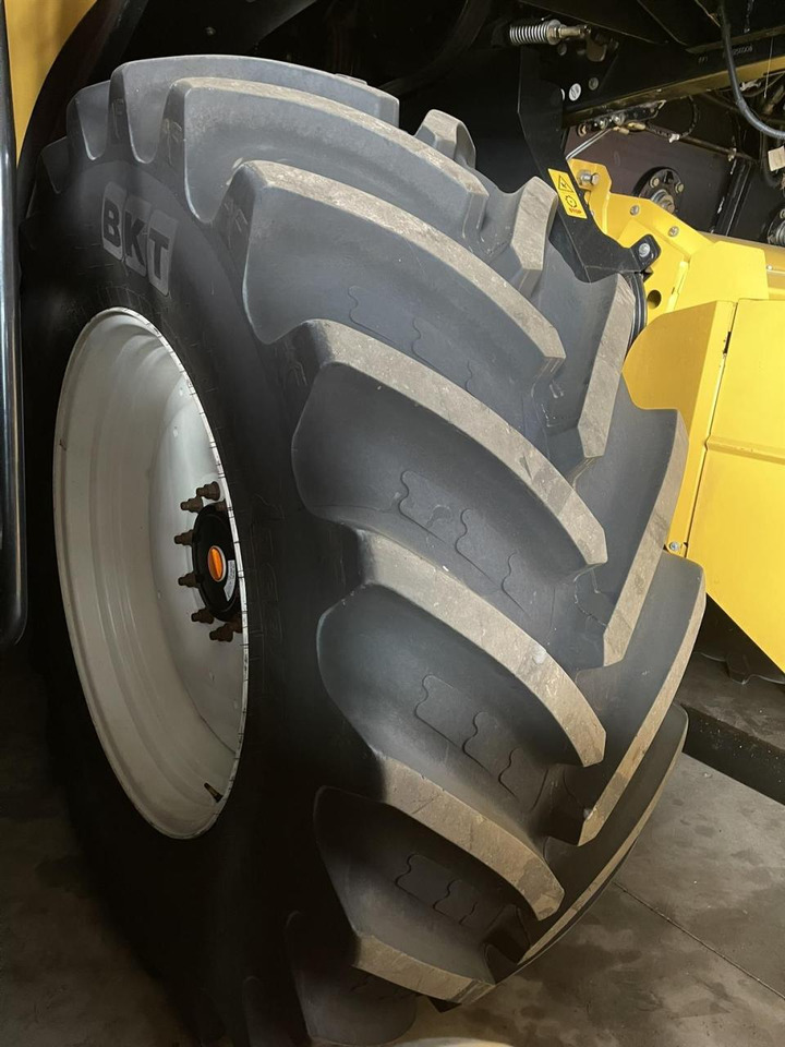 New Holland New Holland CR 9.80 / 710/70R42, Trelleborg und BKT - Cabezal de grano: foto 5 New Holland New Holland CR 9.80 / 710/70R42, Trelleborg und BKT - Cabezal de grano: foto 5