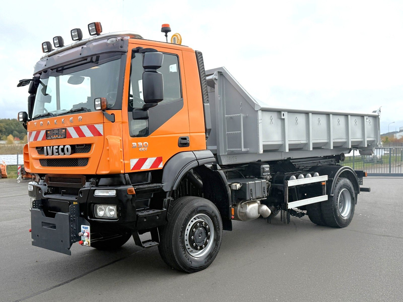 Iveco Trakker 330 EEV Winterdienst Abroll - Camión multibasculante: foto 1 Iveco Trakker 330 EEV Winterdienst Abroll - Camión multibasculante: foto 1