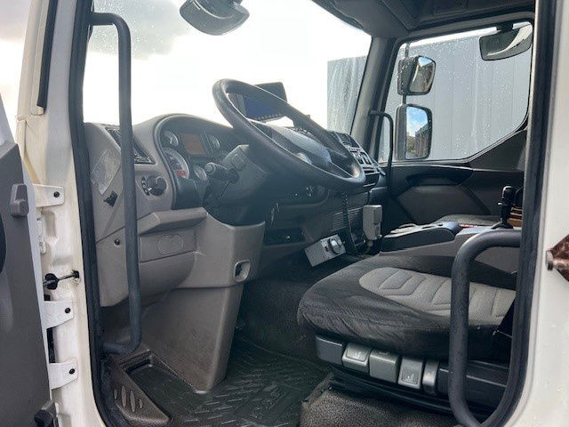 DAF LF 220 FA45.220 LF Taurus T300-16H - Camión con plataforma elevadora: foto 4 DAF LF 220 FA45.220 LF Taurus T300-16H - Camión con plataforma elevadora: foto 4