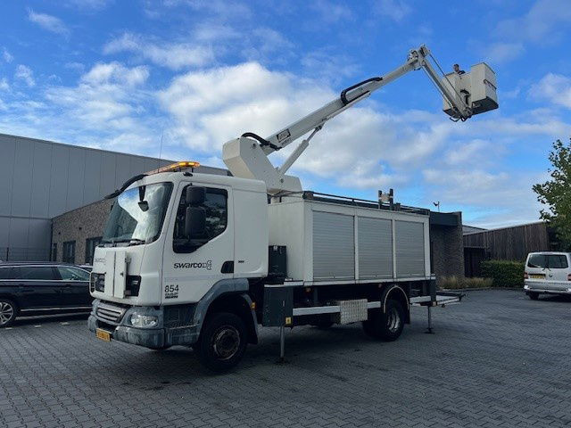 DAF LF 220 FA45.220 LF Taurus T300-16H - Camión con plataforma elevadora: foto 1 DAF LF 220 FA45.220 LF Taurus T300-16H - Camión con plataforma elevadora: foto 1