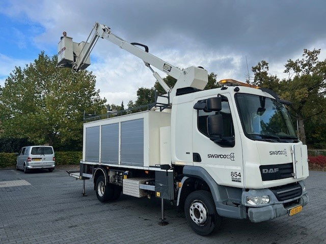 DAF LF 220 FA45.220 LF Taurus T300-16H - Camión con plataforma elevadora: foto 2 DAF LF 220 FA45.220 LF Taurus T300-16H - Camión con plataforma elevadora: foto 2
