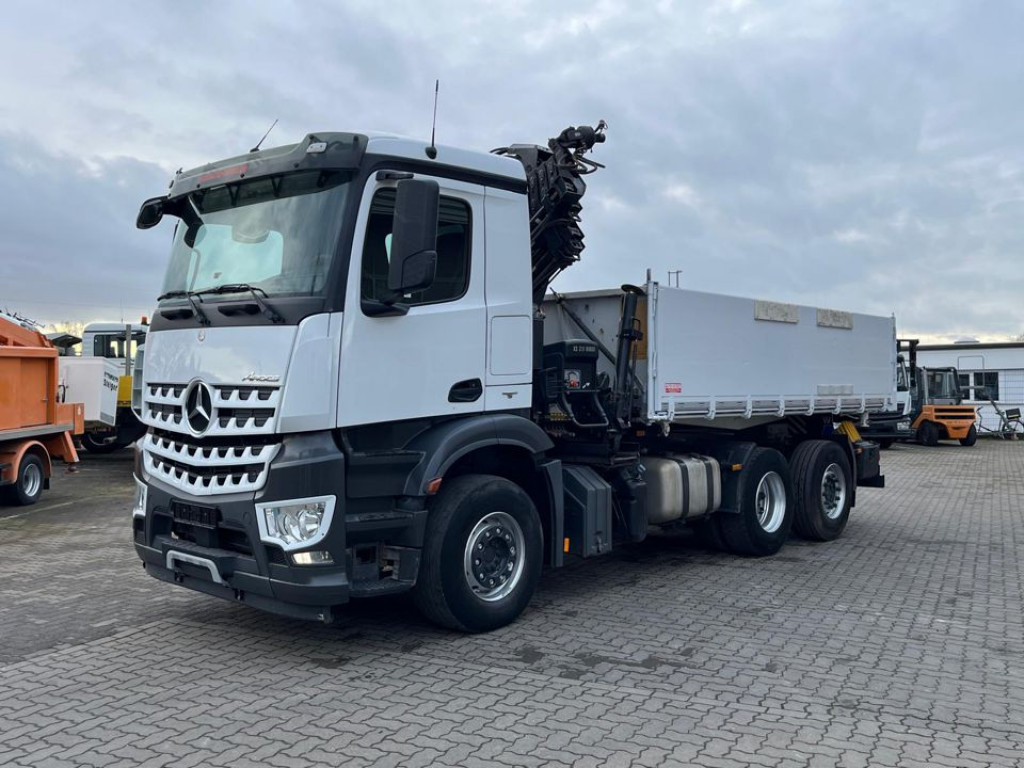 Mercedes-Benz Arocs 3-Achs Kipper Kran 2543 L Hiab 211 5xhydr.+Funk - Camión volquete, Camión grúa: foto 2 Mercedes-Benz Arocs 3-Achs Kipper Kran 2543 L Hiab 211 5xhydr.+Funk - Camión volquete, Camión grúa: foto 2