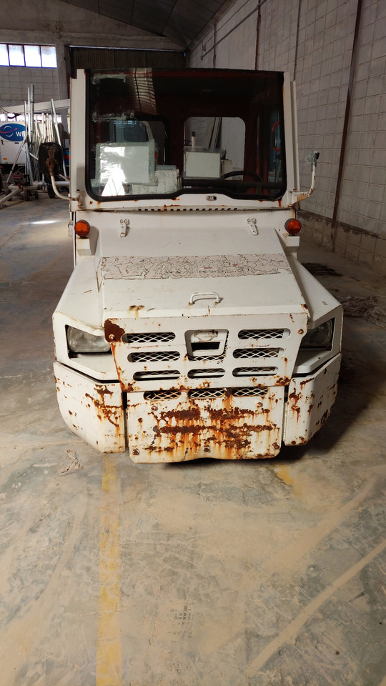 Tractor de equipaje FV02 Nissan Baggage Tractor: foto 9 Tractor de equipaje FV02 Nissan Baggage Tractor: foto 9