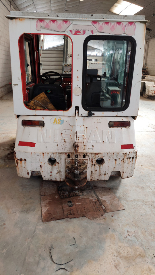 FV02 Nissan Baggage Tractor - Tractor de equipaje: foto 2 FV02 Nissan Baggage Tractor - Tractor de equipaje: foto 2